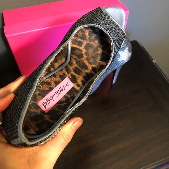 Heels - Picture 3 of 3